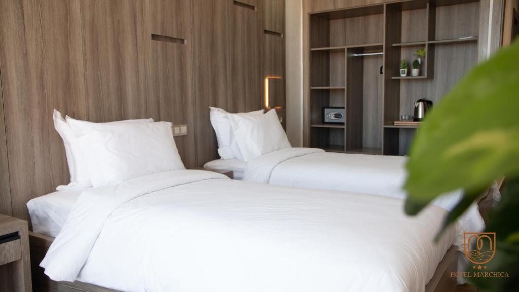 Postel nebo postele na pokoji v ubytování Marchica Hotel