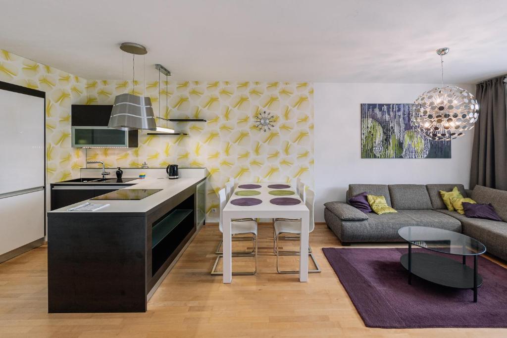 Apartment FAMILY Bratislava في براتيسلافا: مطبخ وغرفة معيشة مع أريكة
