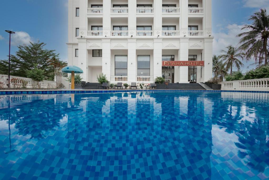 una piscina frente a un hotel en Praha Hotel, en Phu Quoc