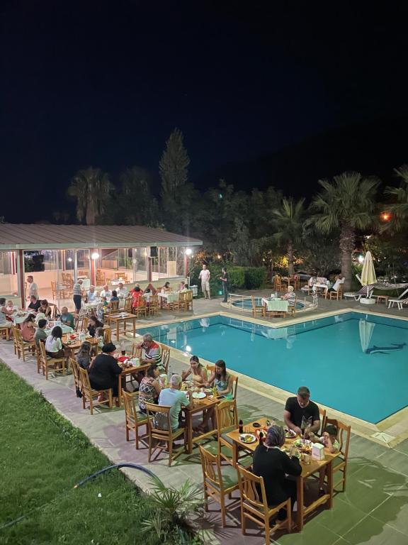 Bazén v ubytování Adrasan Yazıcı Hotel nebo v jeho okolí