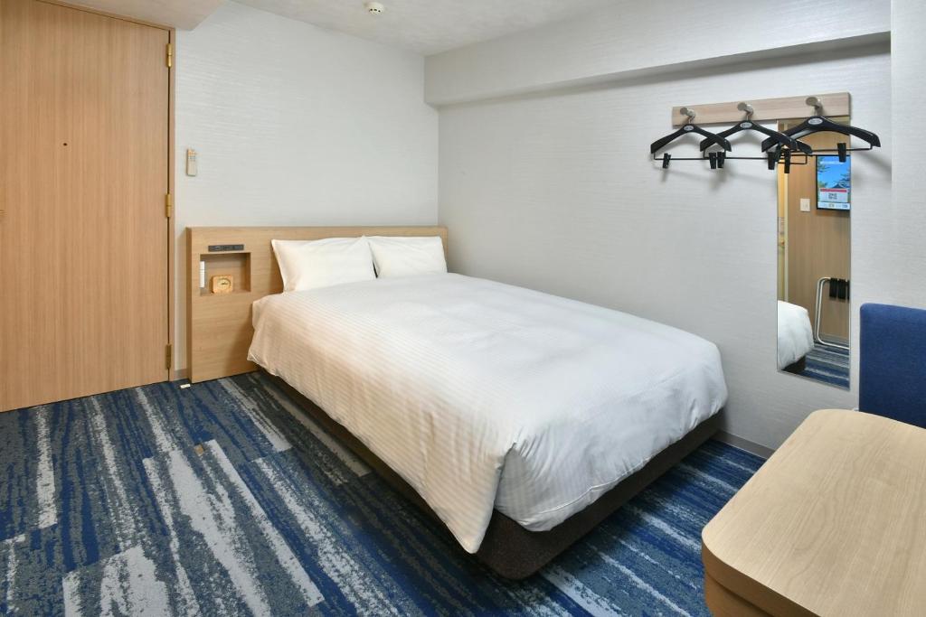 a bedroom with a large white bed in a room at Nagoya Sakae Washington Hotel Plaza in Nagoya