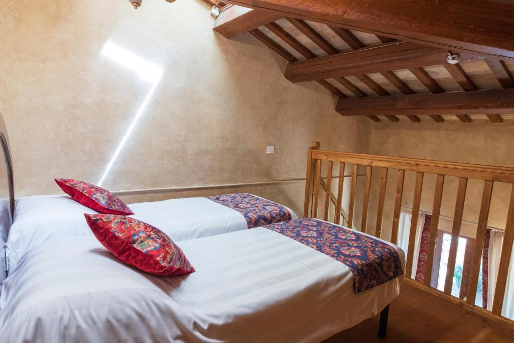 Postel nebo postele na pokoji v ubytování Locanda di Montegiove