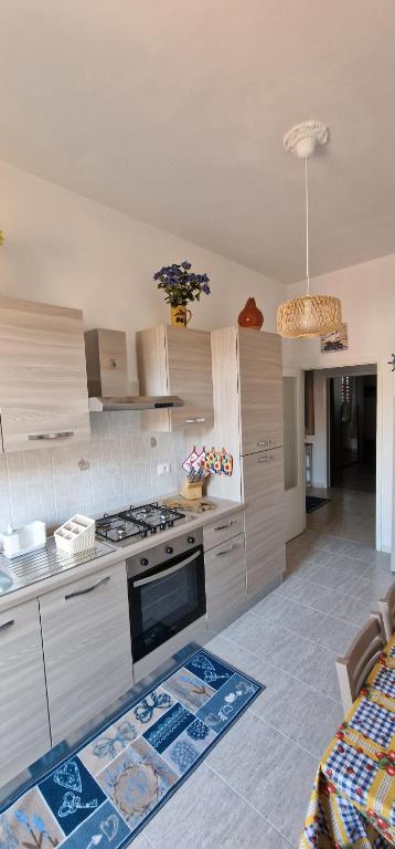 Kuchyňa alebo kuchynka v ubytovaní Casa Ilanfra - appartamenti Gabbiano, Farfalla e Stella Marina