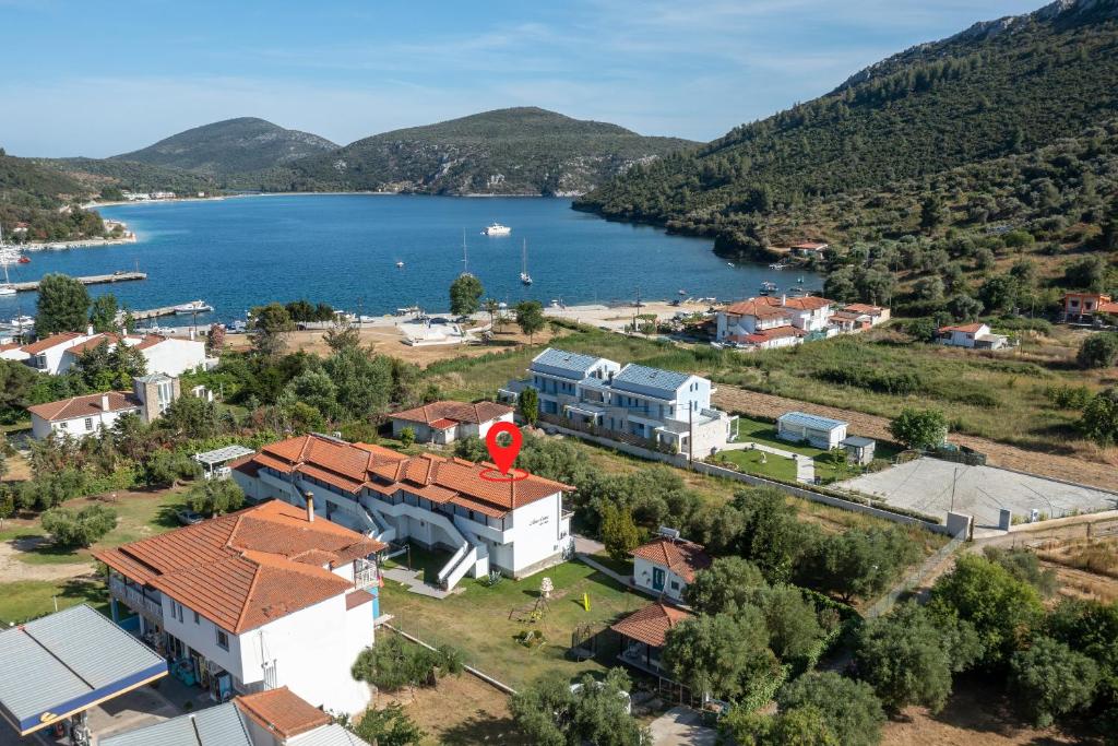 una vista aérea de una casa y un lago en Amo el mar Porto Koufo, en Porto Koufo