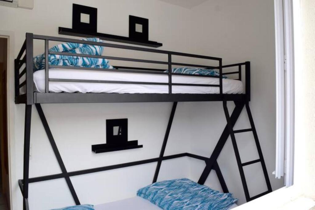 Palanda nebo palandy na pokoji v ubytování Hotel L'Orangeraie