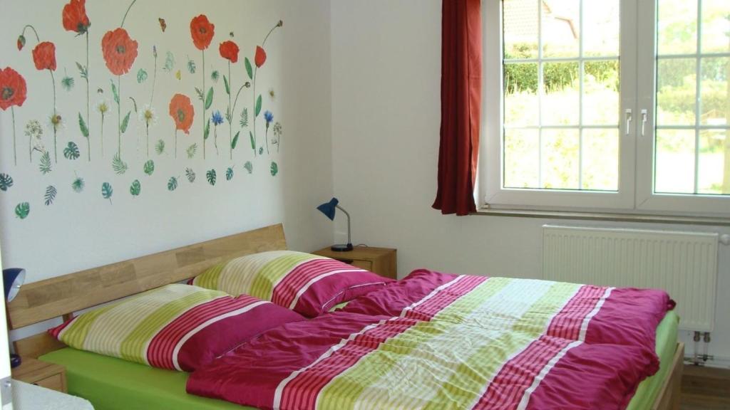 1 dormitorio con 2 almohadas en Münchhausen EG en Wangerland