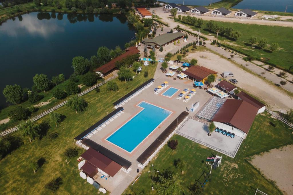 widok z powietrza na ośrodek z basenem w obiekcie COMPLEX AGREMENT BELLAVI w mieście Ocna Mureş