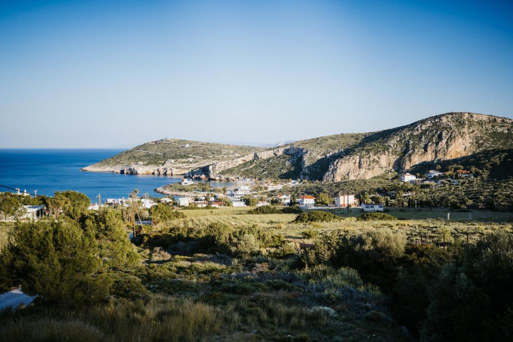 een uitzicht op een klein stadje aan de zijkant van een berg bij Greek Sea Villas Kaki Thalassa 400 meters to the beach in Keratea