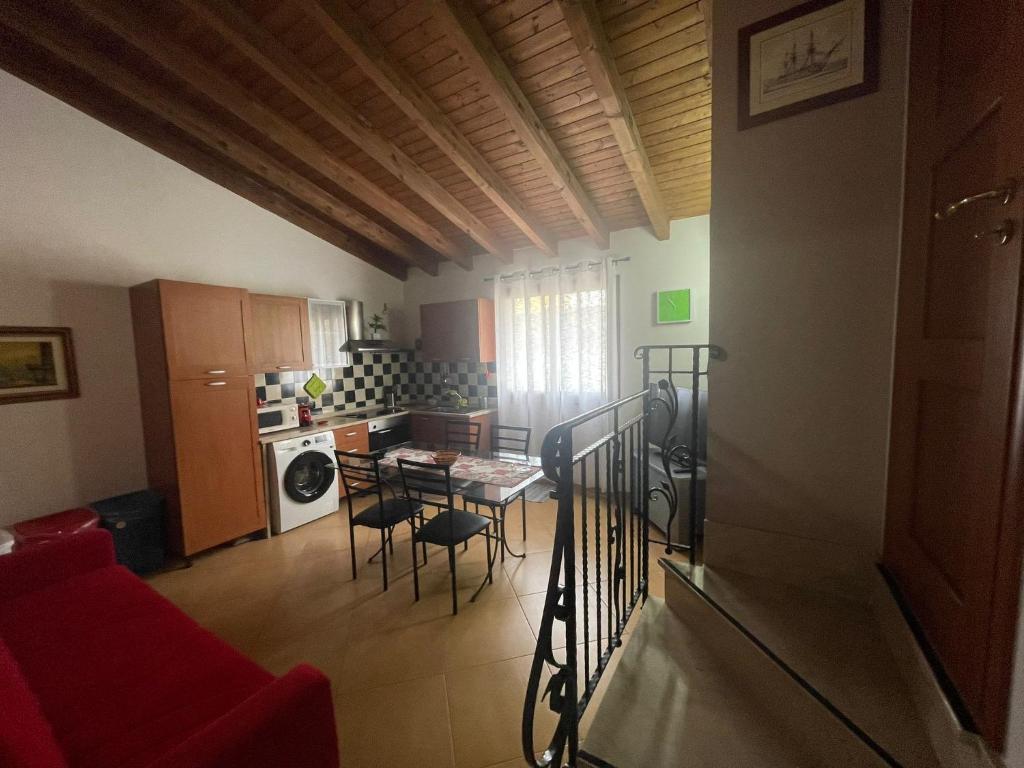 uma sala de estar com um sofá vermelho e uma mesa e cadeiras em SinyHouse em Terrasini