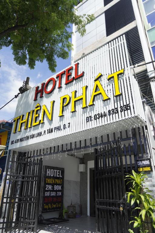 Un panneau qui indique qu'ils s'installent en face d'un bâtiment dans l'établissement Thiên Phát Hotel - SECC, à Hô-Chi-Minh-Ville