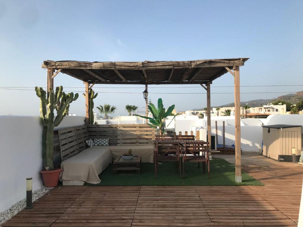 ein Pavillon mit Tisch und Stühlen auf einer Terrasse in der Unterkunft CM - Campomar Mojacar in Mojácar