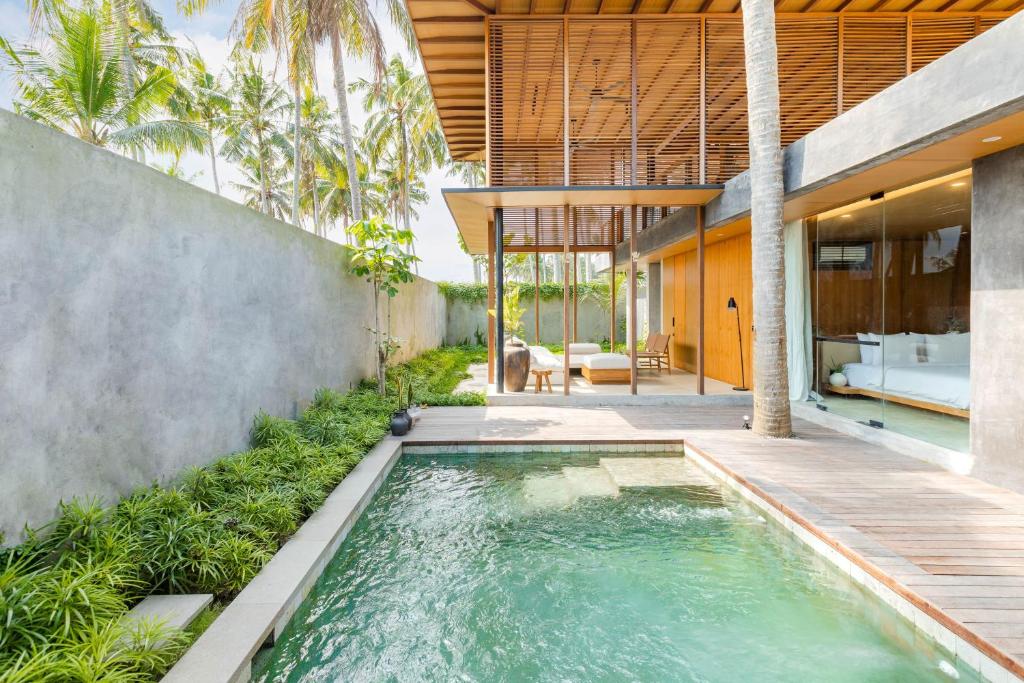 - une piscine dans l'arrière-cour d'une maison dans l'établissement Rumah Amadangi, à Tanah Lot