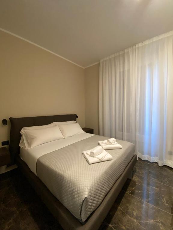 een slaapkamer met een bed met twee handdoeken erop bij Viminale Domus in Rome