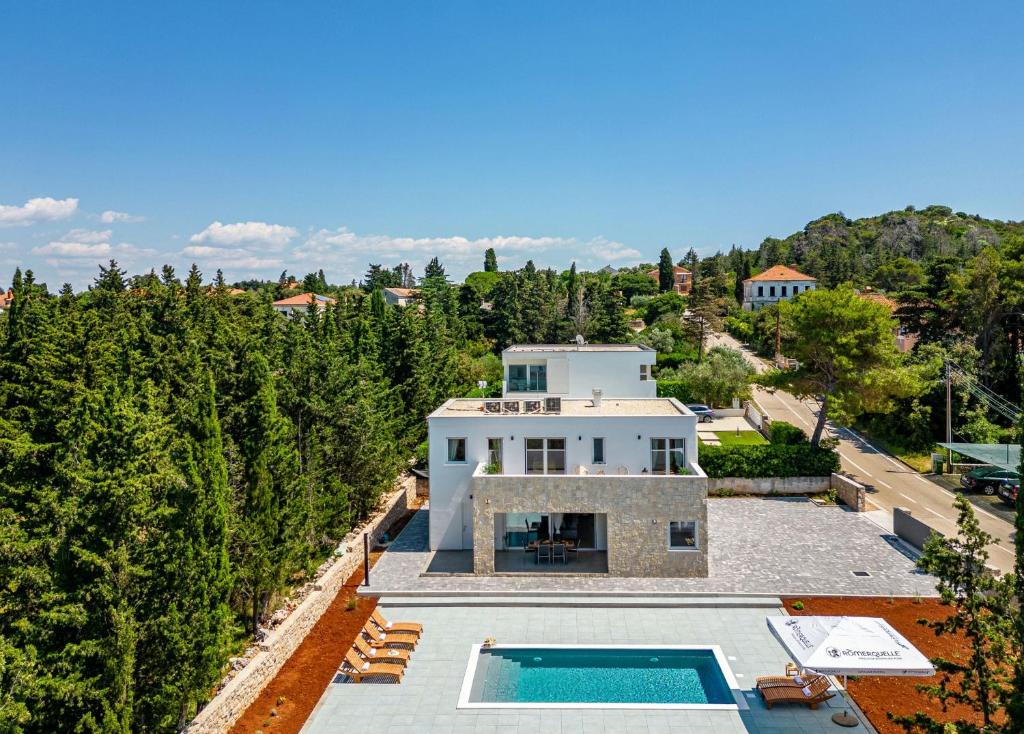 una vista aérea de una casa con piscina en Villa Molaris en Donje Selo