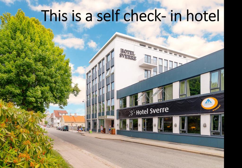 サンドネスにあるホテル　スヴェールのセルフチェックインのホテルと表示されている看板が付いた建物です。