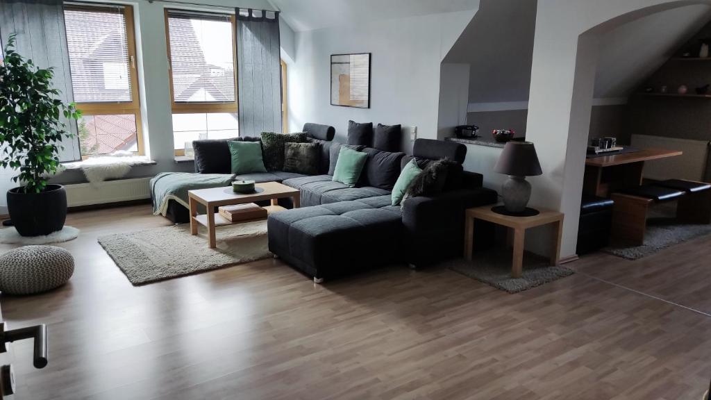 een woonkamer met een bank en een tafel bij Ferienwohnung Schottenheim in Nabburg