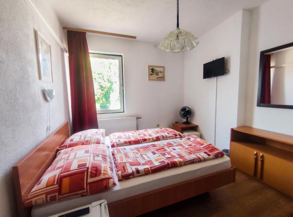 Posteľ alebo postele v izbe v ubytovaní Viktória Panzió Zamárdi