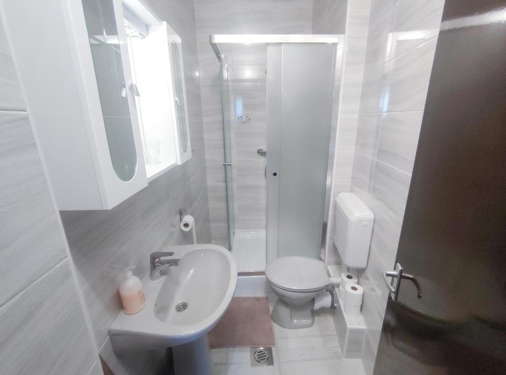 Kúpeľňa v ubytovaní Viktória Panzió Zamárdi