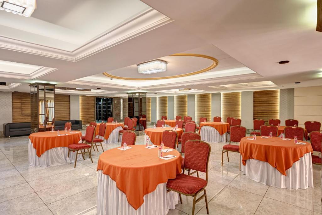 Posezení v ubytování The Cama - A Sabarmati Riverfront Hotel