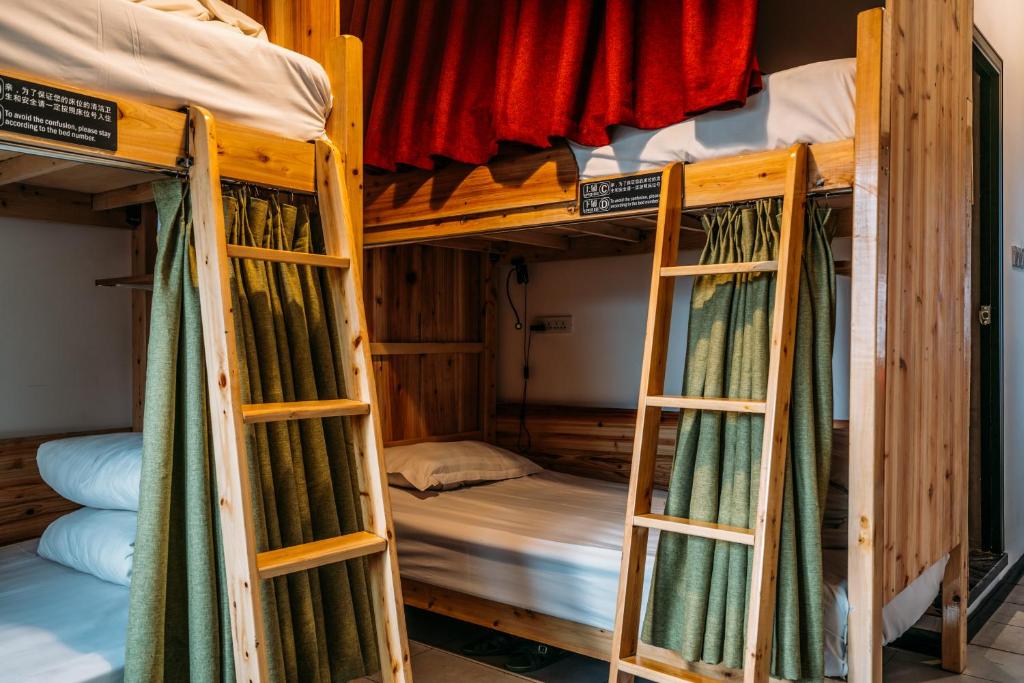 Postel nebo postele na pokoji v ubytování Chengdu Flipflop Hostel - Right Next To Taikooli & Metro - Chill & Social Rooftop Garden Bar - Free Activities - Friendly English Speaking Staff - Tibet, Panda, Buddha & Snow Mountain Tours