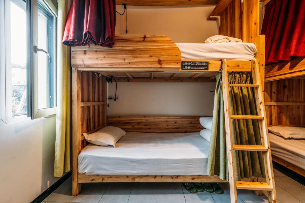 Postel nebo postele na pokoji v ubytování Chengdu Flipflop Hostel - Right Next To Taikooli & Metro - Chill & Social Rooftop Garden Bar - Free Activities - Friendly English Speaking Staff - Tibet, Panda, Buddha & Snow Mountain Tours