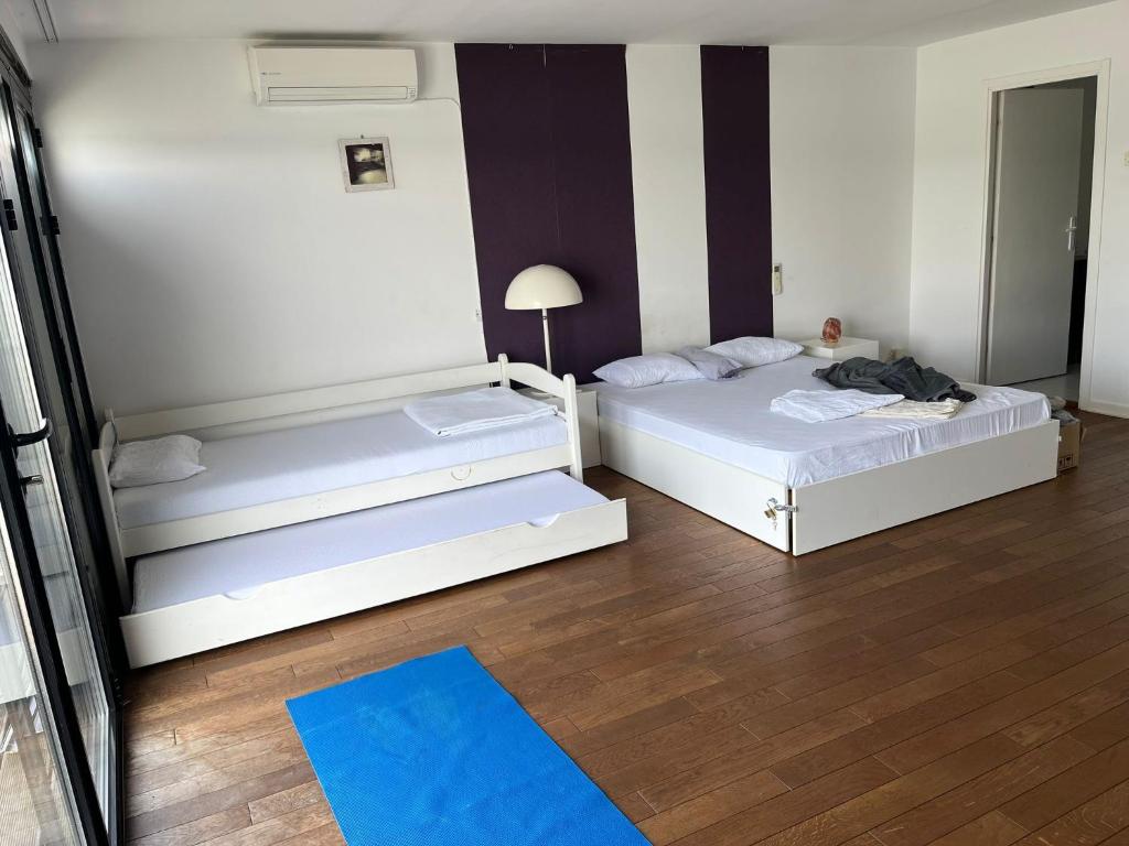 Postel nebo postele na pokoji v ubytování Floating Zen House
