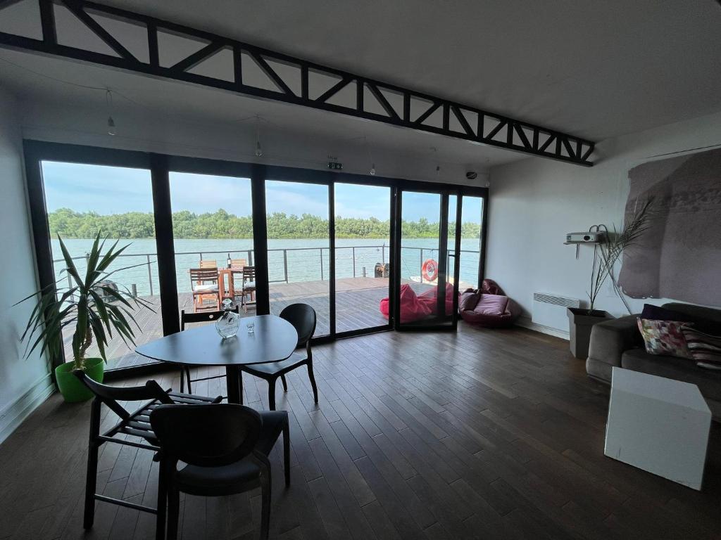 Posezení v ubytování Floating Zen House