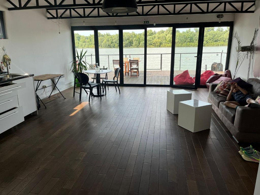 Posezení v ubytování Floating Zen House