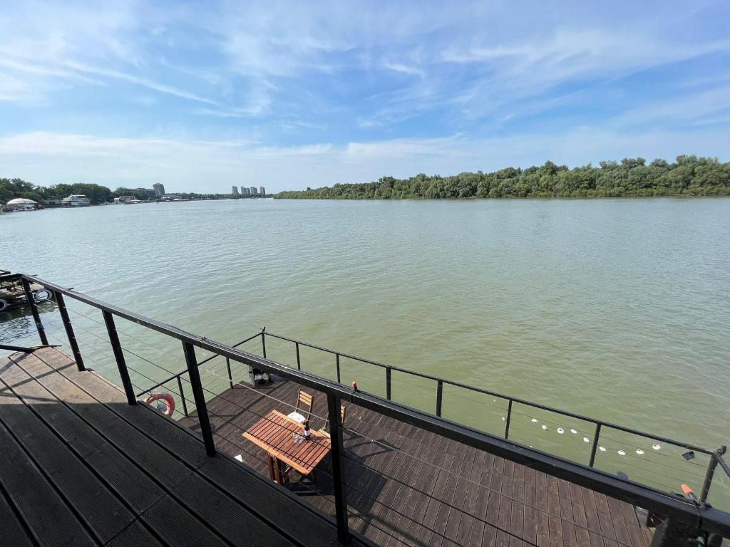 Výhled na řeku, která protéká v blízkosti bed and breakfast