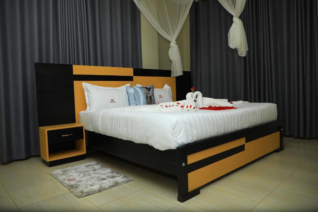 łóżko z dwoma pluszakami na górze w obiekcie Galaxy Motel Kampala w mieście Kampala
