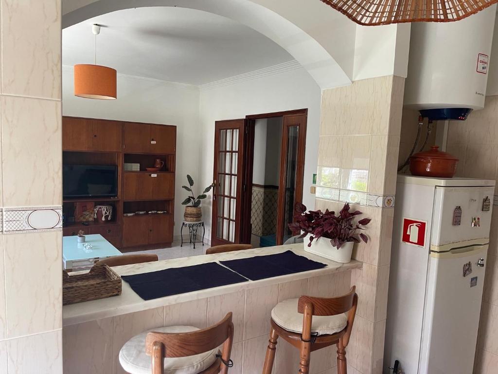 Kuchyň nebo kuchyňský kout v ubytování BestHomeStay- Caparica Beach Lisbon
