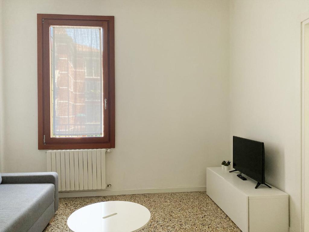 Televízia a/alebo spoločenská miestnosť v ubytovaní Ca' Girolamo Apartment
