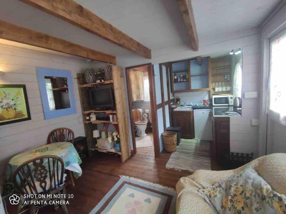 Gallery image of Adorable self contained annex with parking in Midhurst