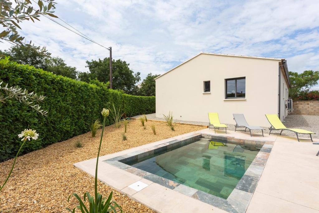 - une piscine dans l'arrière-cour d'une maison dans l'établissement La Villa d'Angèle - Villa climatisée avec piscine, à Saint-Victor-la-Coste