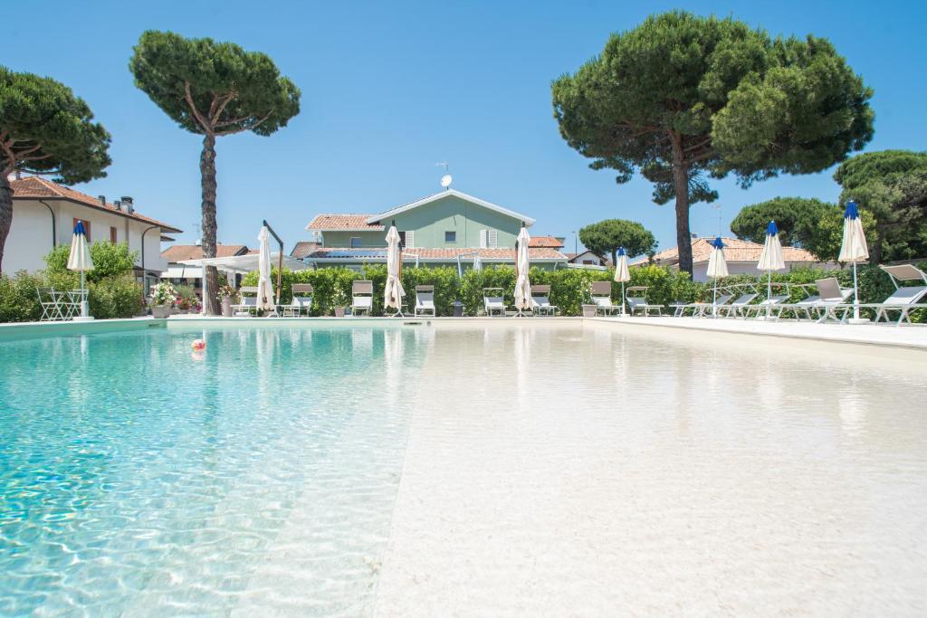 una piscina en un complejo con árboles en Fiori di Cardo - Agrimare en Cervia