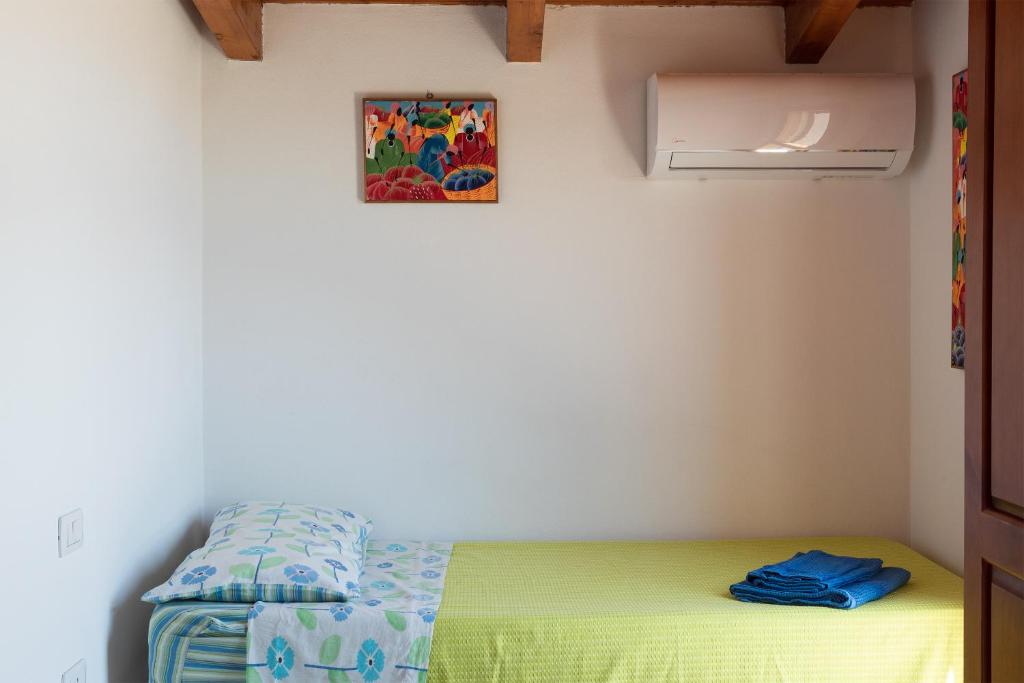 a bedroom with a bed and a picture on the wall at Sa Guardia de Ferricci in Solanas