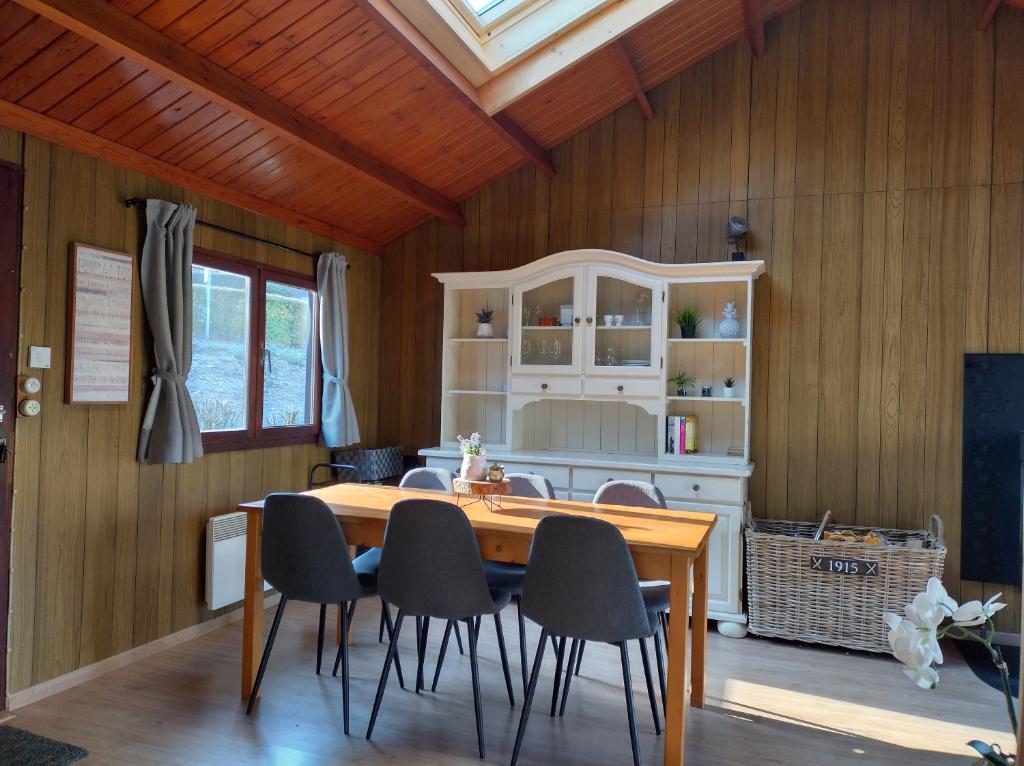 Kuchyň nebo kuchyňský kout v ubytování Bij Bart & Inge-La Boverie-Chalet nr 79