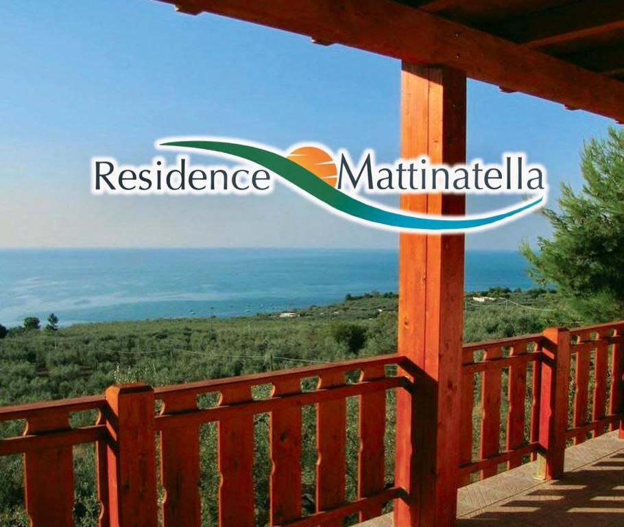 マッティナータにあるResidence Mattinatellaの海の見える木製の柵の看板