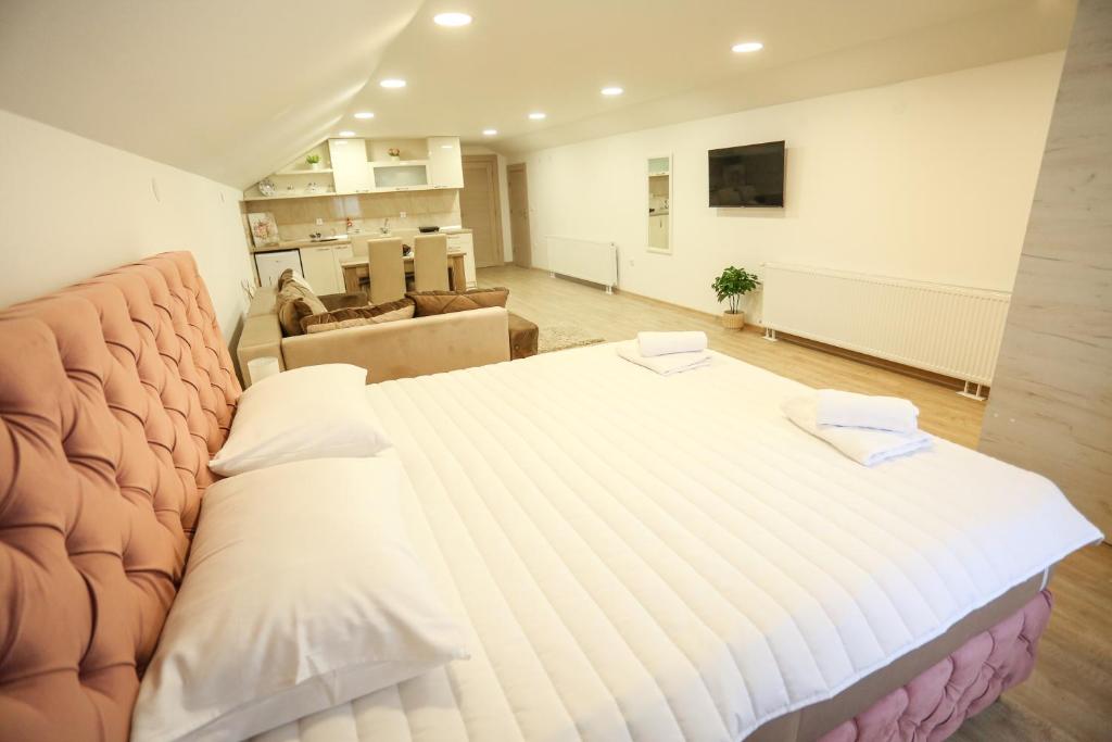 een slaapkamer met een groot bed en 2 handdoeken bij Smestaj Paramun in Arilje