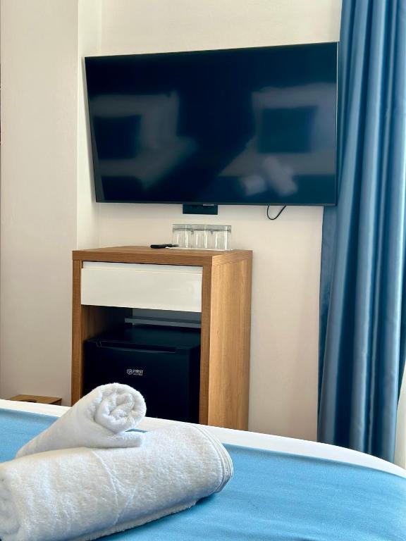 Una televisión o centro de entretenimiento en ILLYRIAN hotel Ksamil