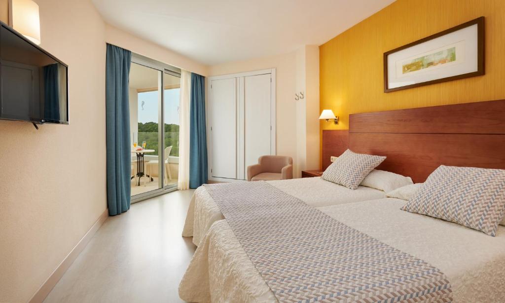 Hipotels Bahía Grande Aparthotel, Cala Millor – Updated 2023 ...