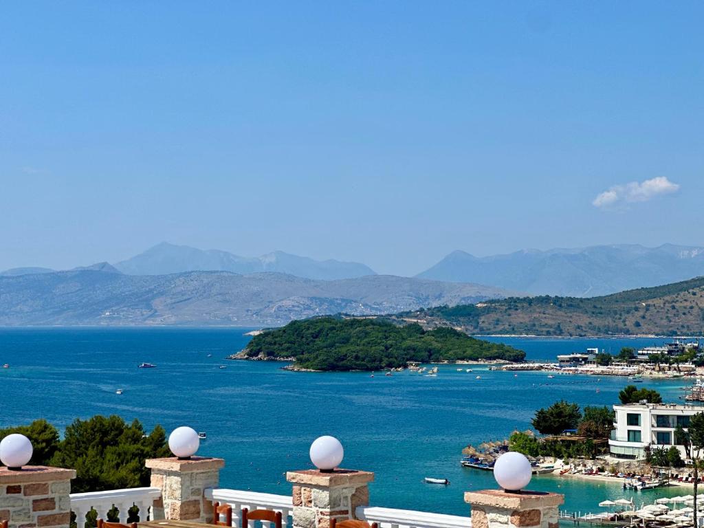 una vista di uno specchio d'acqua da un edificio di ILLYRIAN hotel Ksamil a Ksamil