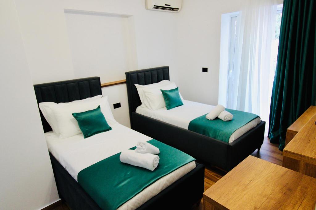 Cama o camas de una habitación en ILLYRIAN hotel Ksamil