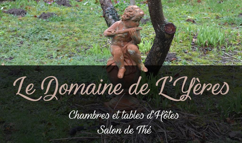 une statue d'un garçon assis dans un arbre dans l'établissement domaine de l hyères, à Grandcourt