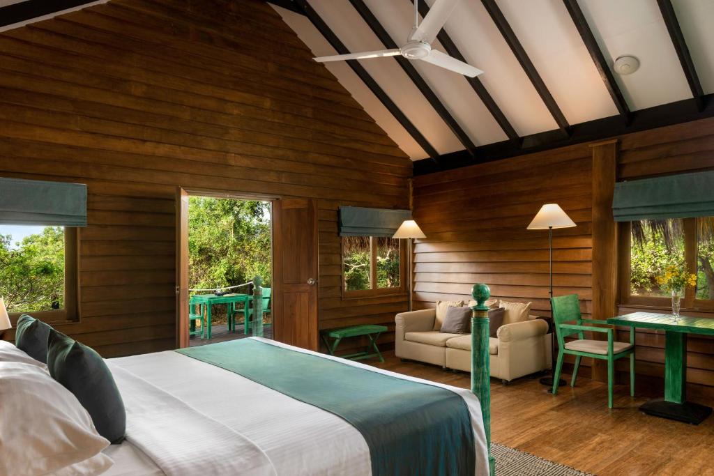 um quarto com uma cama e uma sala de estar em Jetwing Safari Camp em Yala