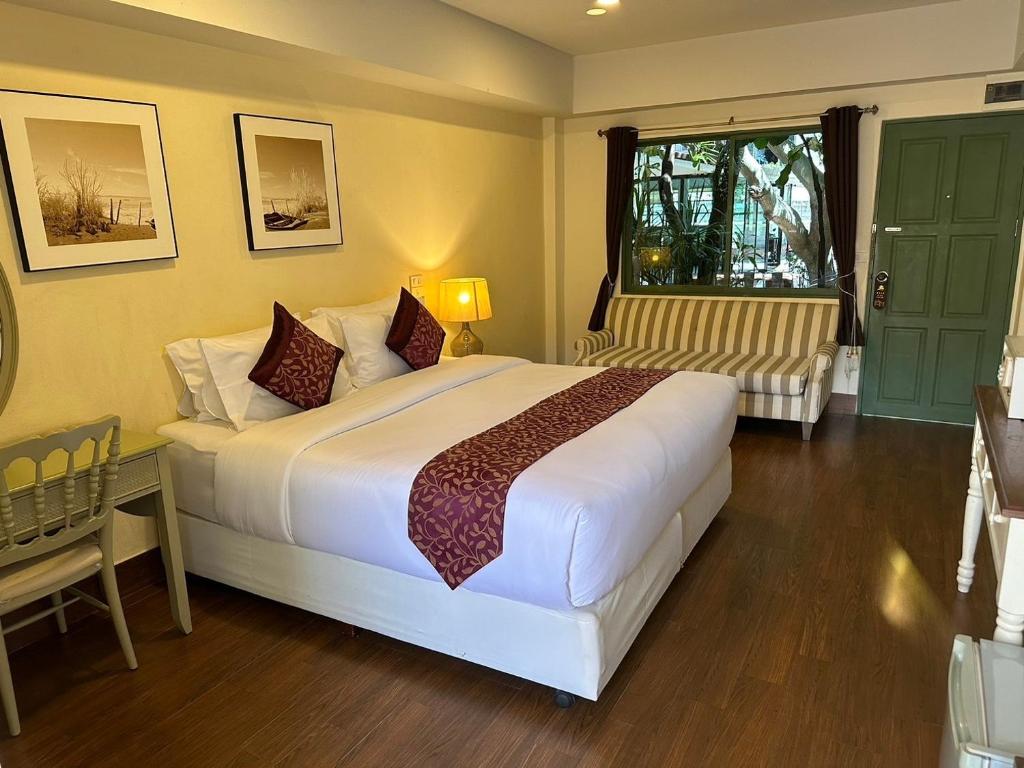 een slaapkamer met een groot wit bed en een raam bij The One Sabai Living Pattaya in Pattaya