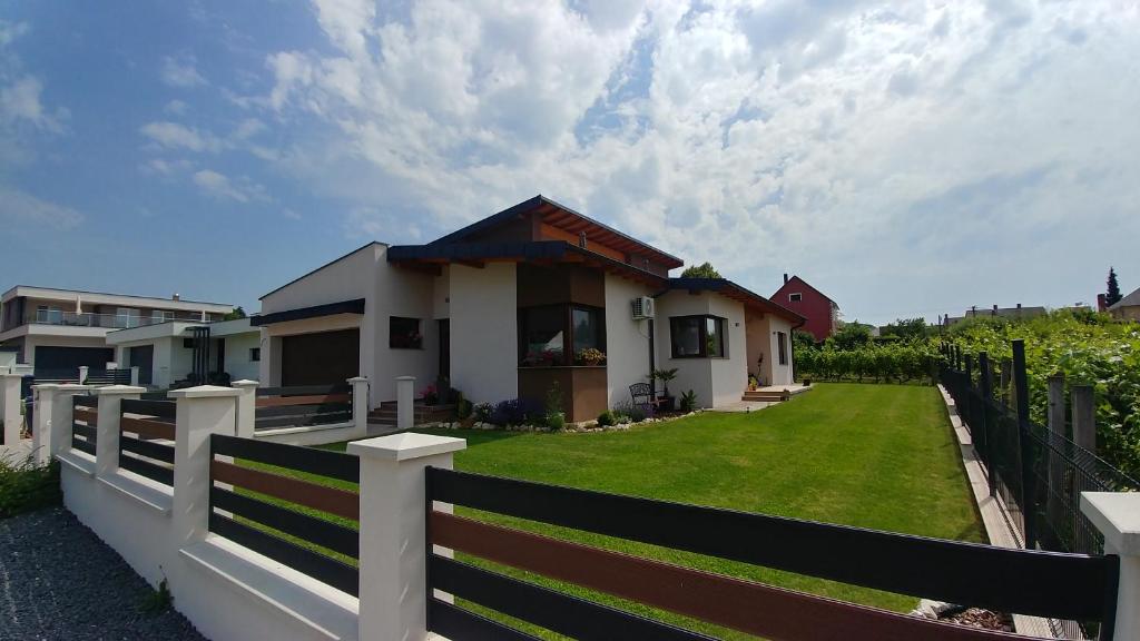 Bóbic Apartman 8314 Vonyarcvashegy, 22 Radnóti Miklós utca kép - 1