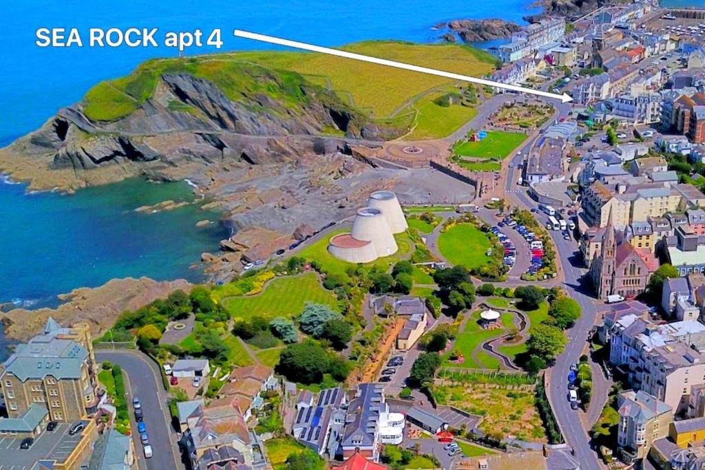 uma vista aérea de uma cidade e do oceano em ILFRACOMBE SEA ROCK 4 1 Bedroom em Ilfracombe