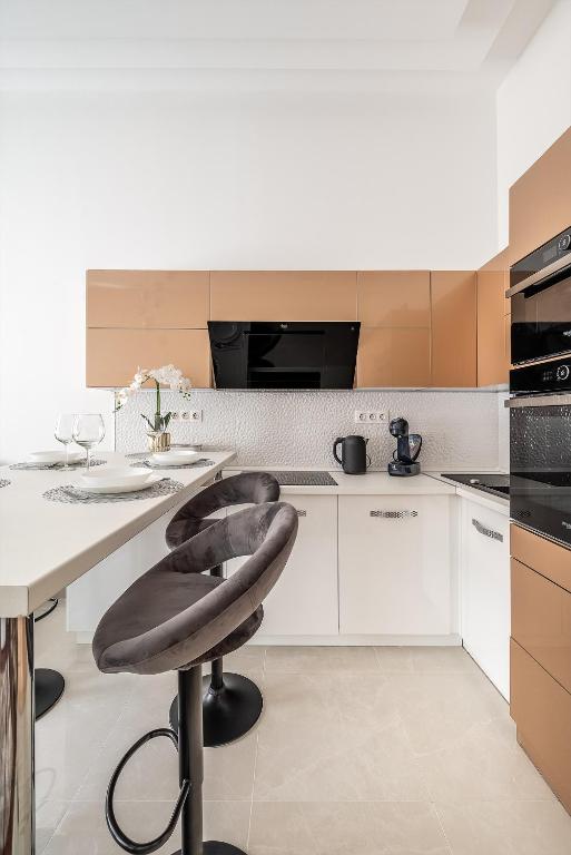 A kitchen or kitchenette at Luxury apartment with free garage and balcony in the center