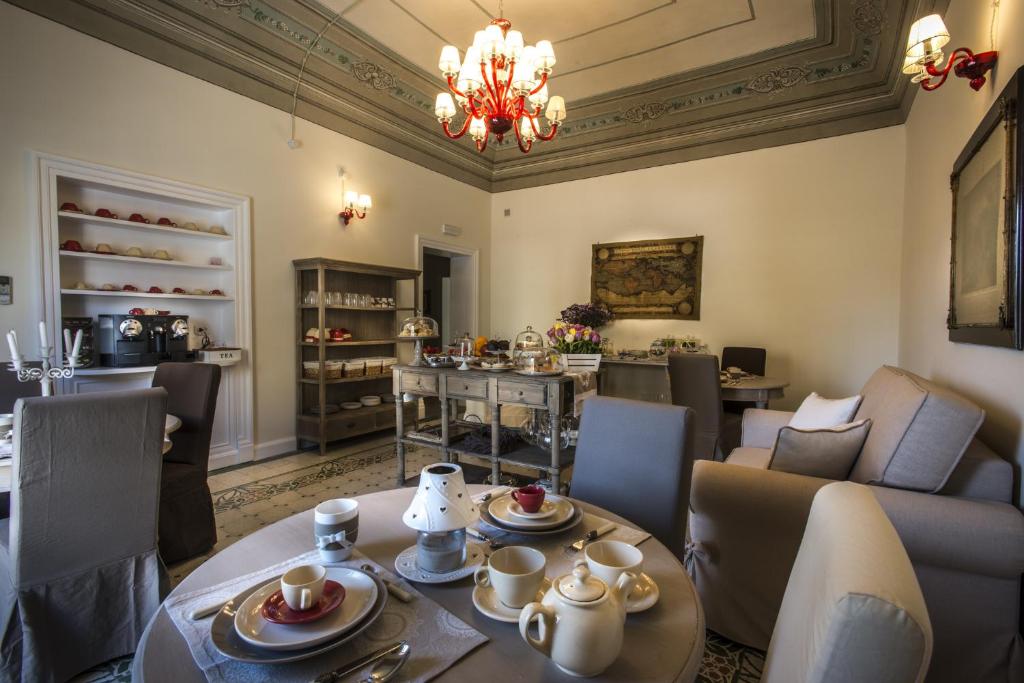 salon ze stołem i krzesłami w obiekcie Pane Amore e Marmellata w mieście Palermo